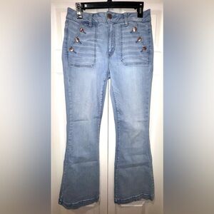 American Eagle button pocket super stretch flare light wash jeans size 8. EUC